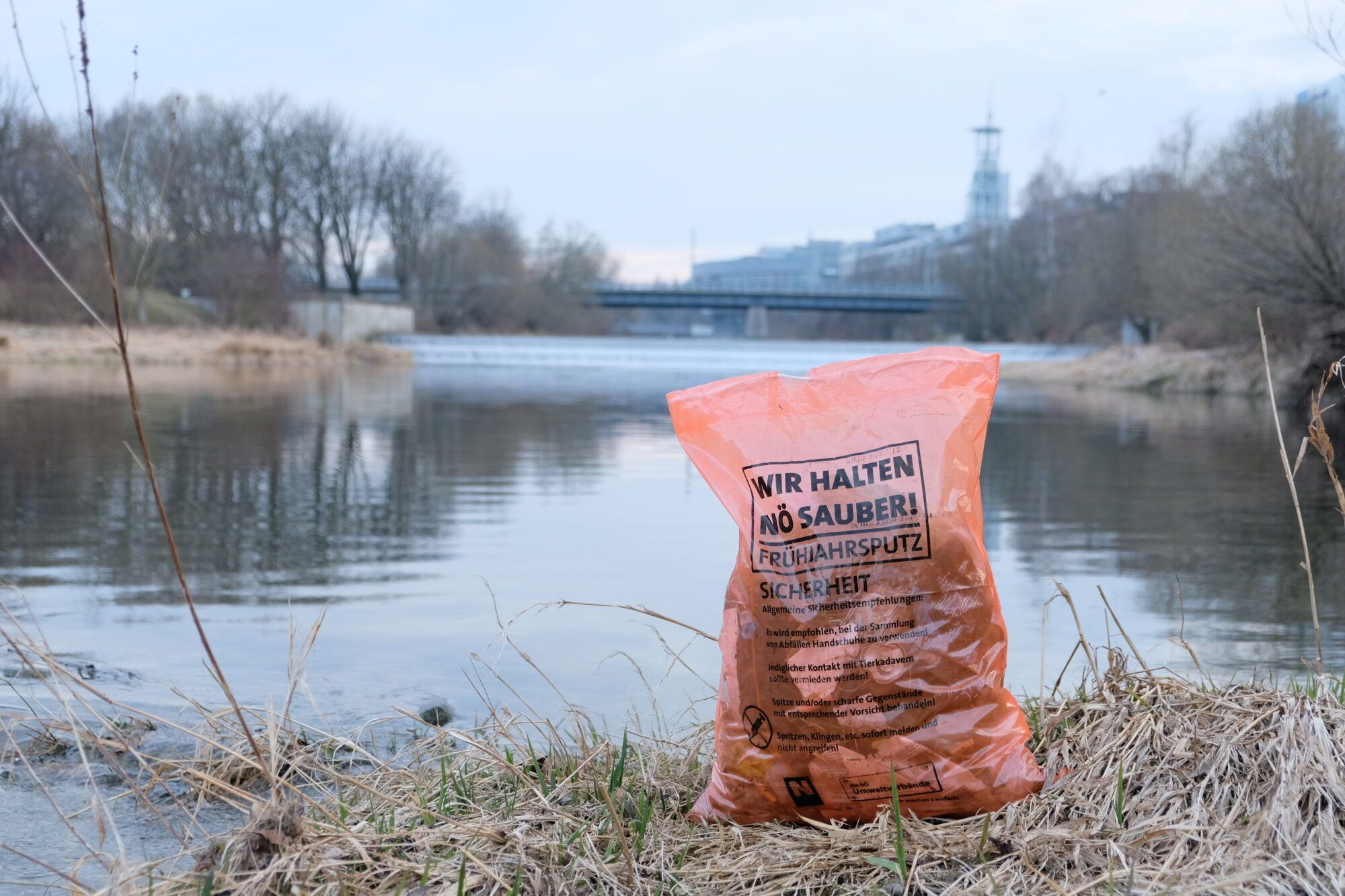 Frühjahrsputzmüllsack vor Fluss