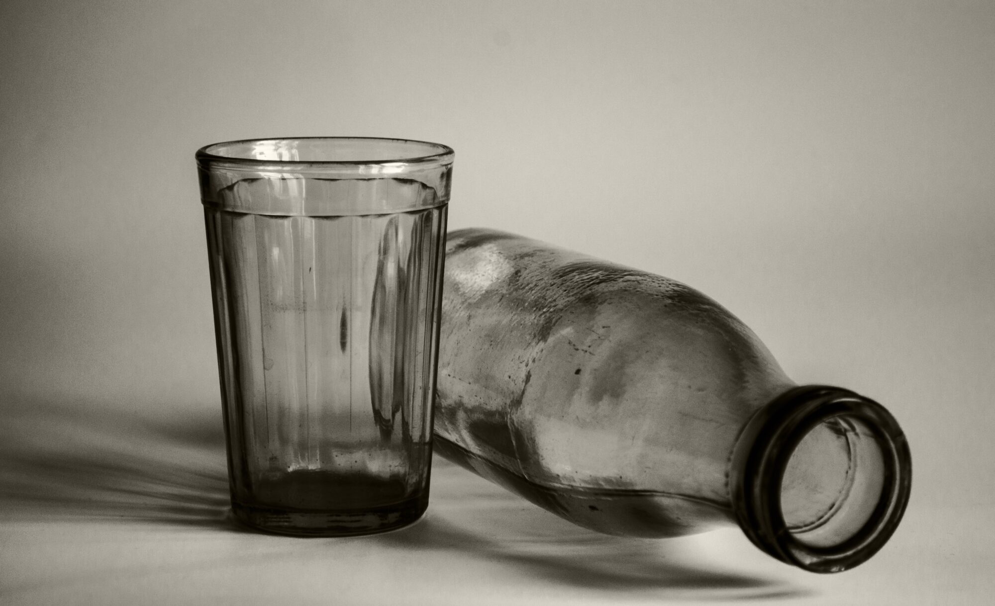 Trinkglas mit Glasflasche