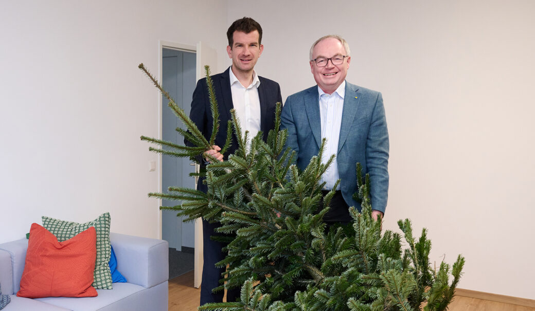 Pr&auml;sident der N&Ouml; Umweltverb&auml;nde Christian Macho und LH-Stellvertreter Stephan Pernkopf mit einem Christbaum der entsorgt werden muss